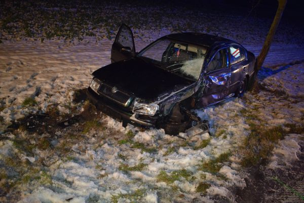 Po čelnej zrážke medzi Levicami a Hornou Sečou dve osoby z miesta nehody odišli, polícia po vodičovi pátra