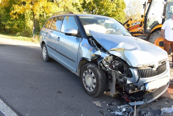 V Leviciach s vozidlom narazil do pracovného stroja, jedna osoba sa zranila