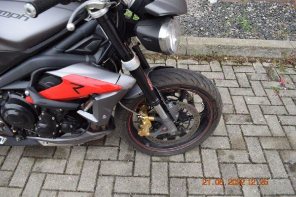 V Kozárovciach nahlásili nehodu motocyklistky, tá nasadla na inú motorku a odišla