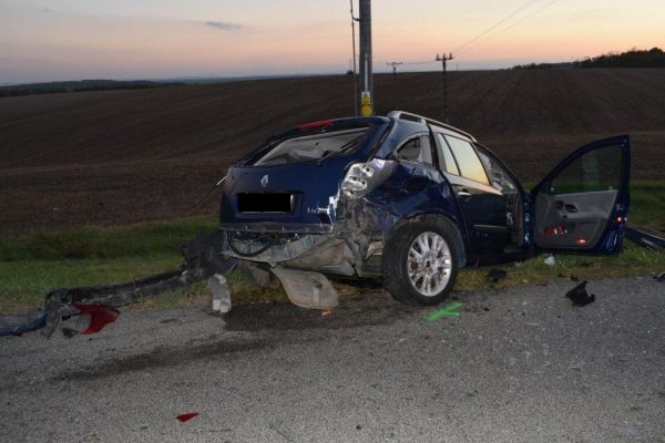 Medzi Kalinčiakovom a Čankovom sa zrazili tri osobné vozidlá, štyry osoby sa zranili, medzi nimi aj dieťa