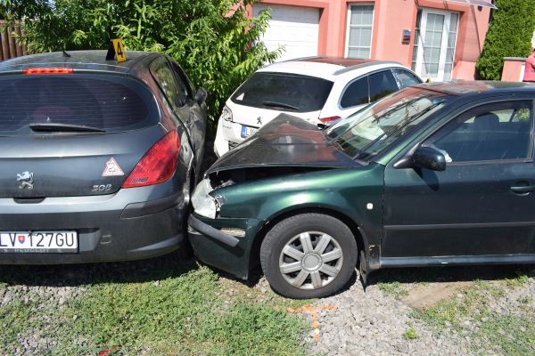 Opitý vodič v Podlužanoch narazil do dvoch stojacich vozidiel, nafúkal 1,69 promile