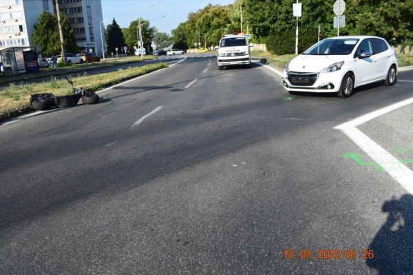 V Leviciach na ulici SNP sa zrazilo osobné vozidlo s motocyklistom