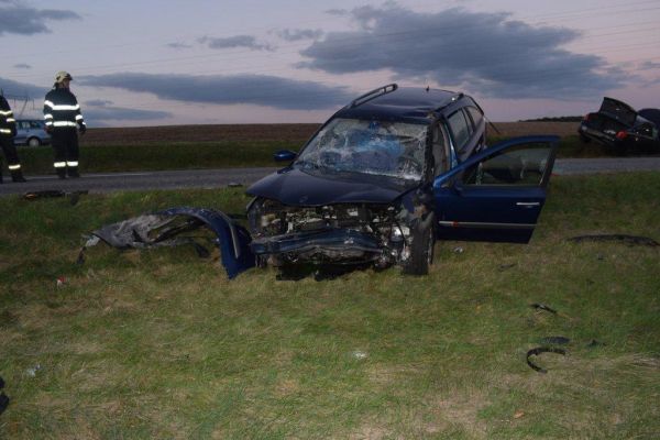 Medzi Kalinčiakovom a Čankovom sa zrazili tri osobné vozidlá, štyry osoby sa zranili, medzi nimi aj dieťa