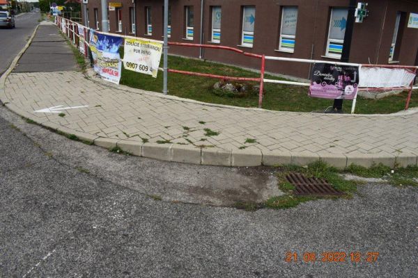 V Kozárovciach nahlásili nehodu motocyklistky, tá nasadla na inú motorku a odišla
