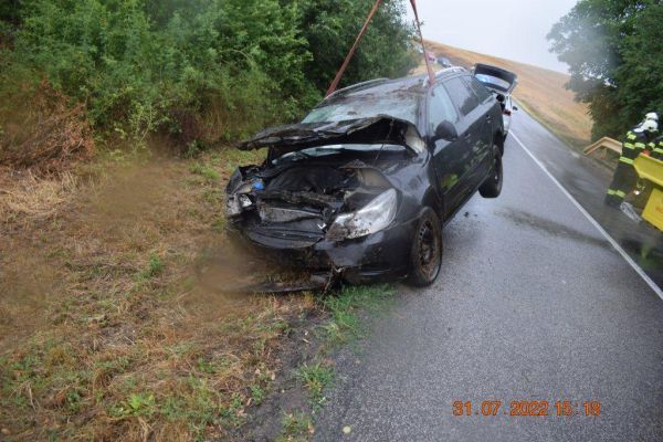 Medzi Sazdicami a Demandicami zišlo z cesty osobné vozidlo a prevrátilo sa na strechu