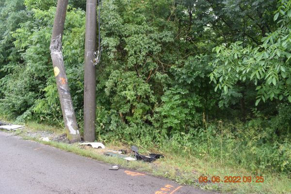 V obci Beša autobus pri vyhýbaní osobnému vozidlu narazil do stĺpa, zranili sa tri osoby