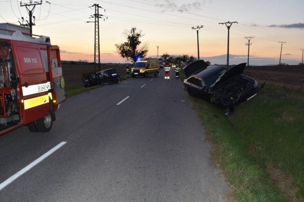 Medzi Kalinčiakovom a Čankovom sa zrazili tri osobné vozidlá, štyry osoby sa zranili, medzi nimi aj dieťa