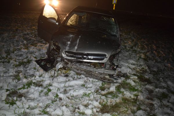 Po čelnej zrážke medzi Levicami a Hornou Sečou dve osoby z miesta nehody odišli, polícia po vodičovi pátra