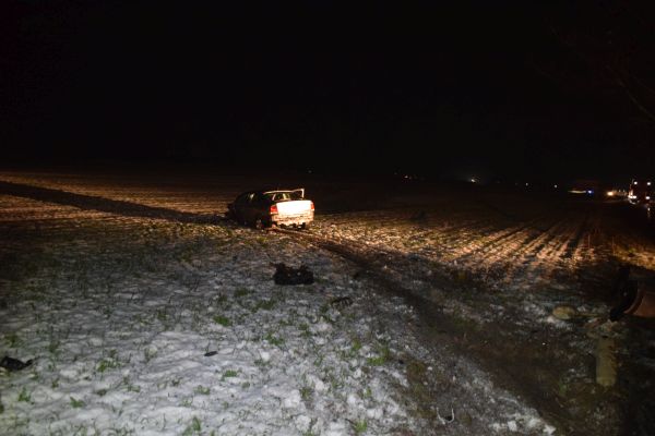 Po čelnej zrážke medzi Levicami a Hornou Sečou dve osoby z miesta nehody odišli, polícia po vodičovi pátra