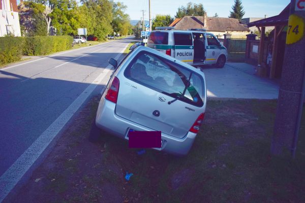 V Pastovciach vodič s osobným vozidlom zišiel z vozovky a narazil do betónového premostenia priekopy, dvaja zranení