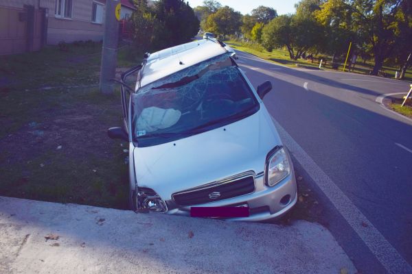 V Pastovciach vodič s osobným vozidlom zišiel z vozovky a narazil do betónového premostenia priekopy, dvaja zranení