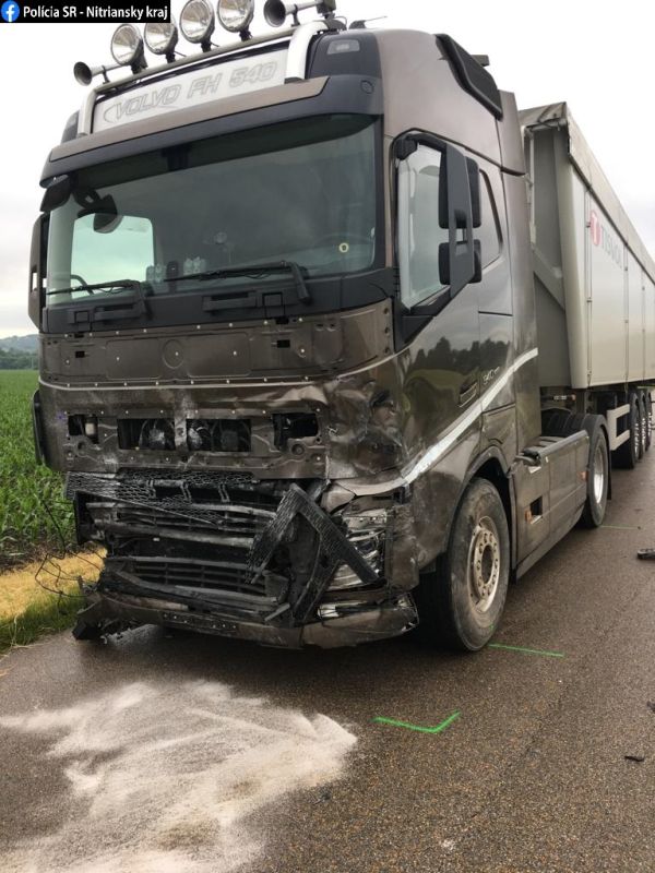 Pri Leviciach vyhasli dva ľudské životy, medzi Dobogovom a Géňou sa zrazilo osobné vozidlo s nákladným
