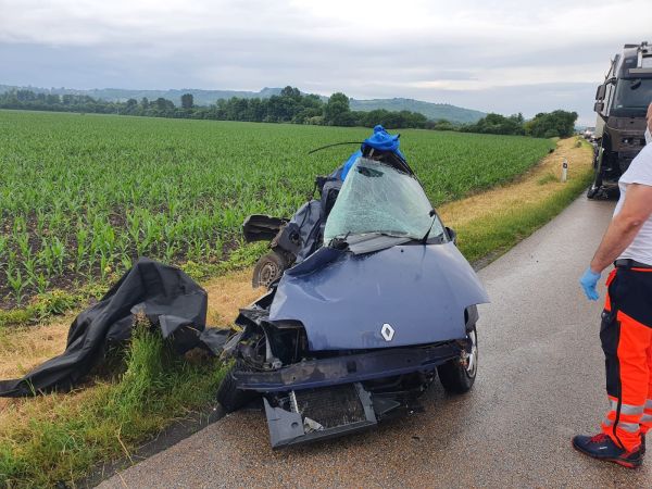 Pri Leviciach vyhasli dva ľudské životy, medzi Dobogovom a Géňou sa zrazilo osobné vozidlo s nákladným