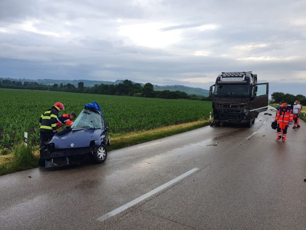 Pri Leviciach vyhasli dva ľudské životy, medzi Dobogovom a Géňou sa zrazilo osobné vozidlo s nákladným