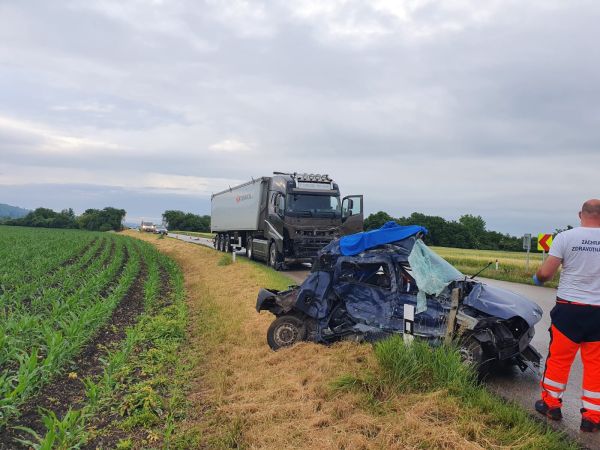 Pri Leviciach vyhasli dva ľudské životy, medzi Dobogovom a Géňou sa zrazilo osobné vozidlo s nákladným