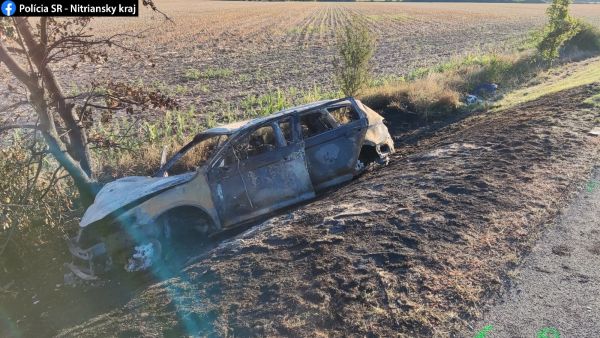 Od Šiah po Jur nad Hronom agresívnou jazdou prevážal migrantov, policajti mu skrížili cestu a narazil do stromu