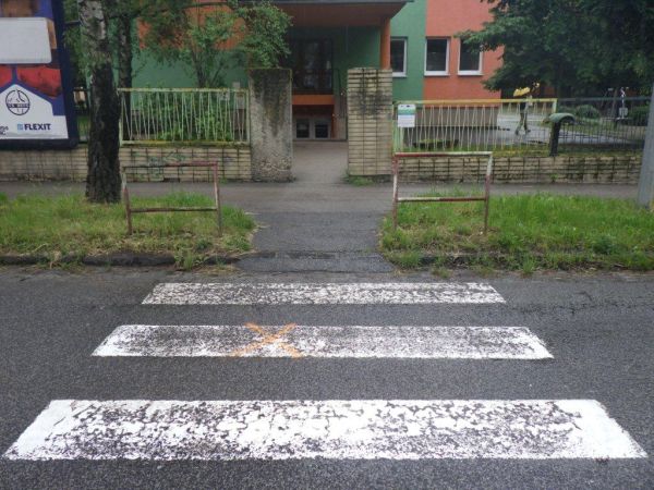 V Leviciach pred základnou školou zrazili maloletého chodca, so zraneniami ho vrtuľníkom transportovali do nemocnice