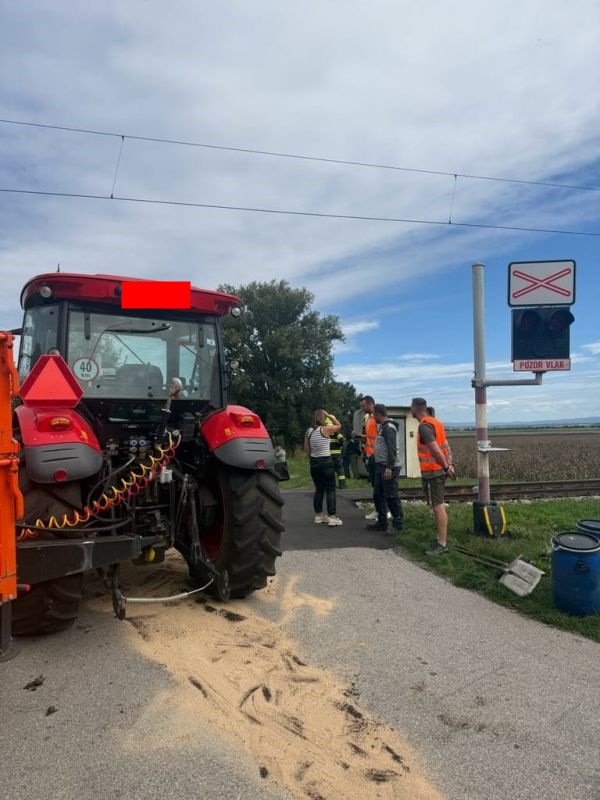 Zrážka vlaku s traktorom na železničnom priecestí v Kalnej nad Hronom, vodiča traktora previezli do nemocnice