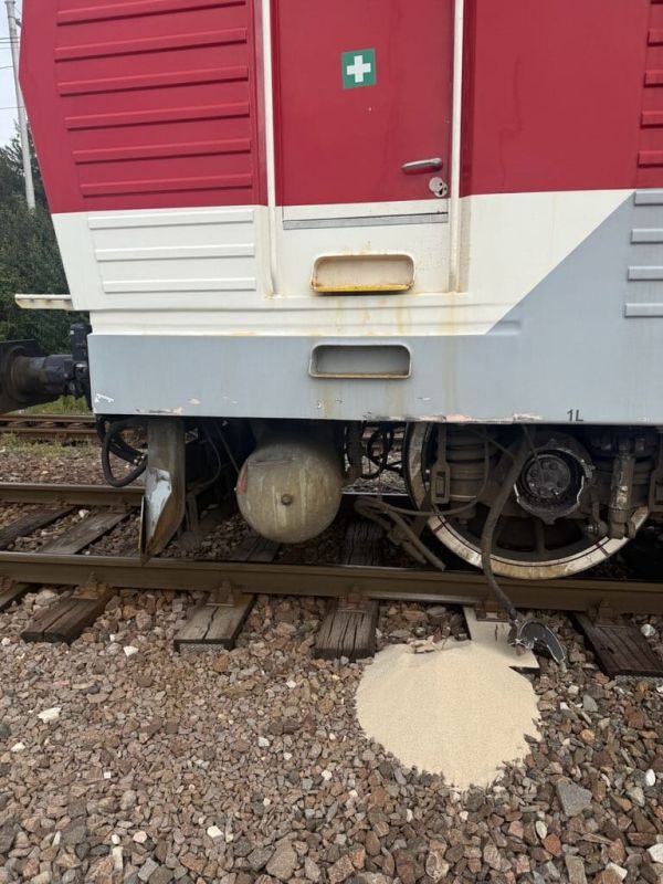 Zrážka vlaku s traktorom na železničnom priecestí v Kalnej nad Hronom, vodiča traktora previezli do nemocnice