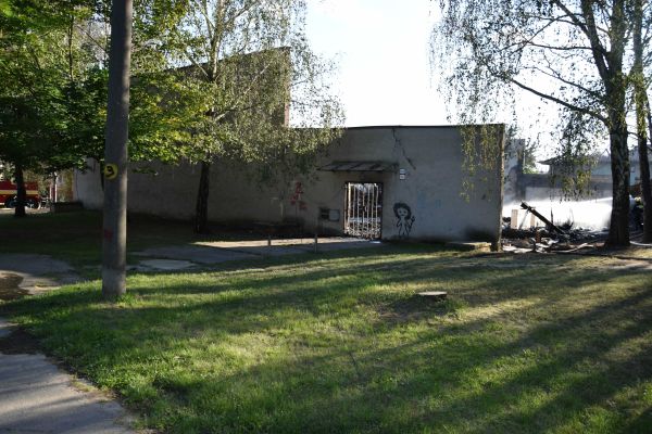 Požiar bývalej športovej haly v Šahách vyšetrujú, zatiaľ nevylúčili cudzie zavinenie