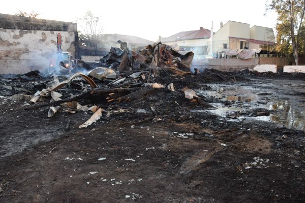 Požiar bývalej športovej haly v Šahách vyšetrujú, zatiaľ nevylúčili cudzie zavinenie