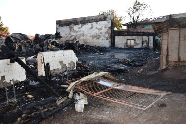 Požiar bývalej športovej haly v Šahách vyšetrujú, zatiaľ nevylúčili cudzie zavinenie Požiar bývalej športovej haly v Šahách vyšetrujú, zatiaľ nevylúčili cudzie zavinenie