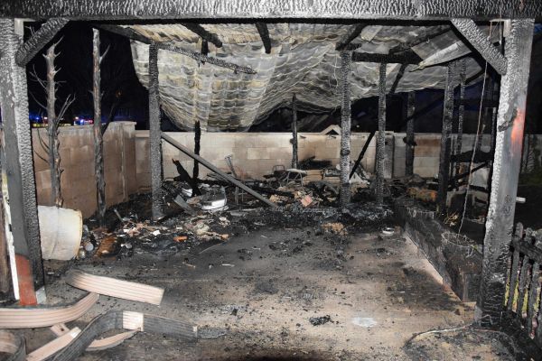 Požiar bývalej športovej haly v Šahách vyšetrujú, zatiaľ nevylúčili cudzie zavinenie