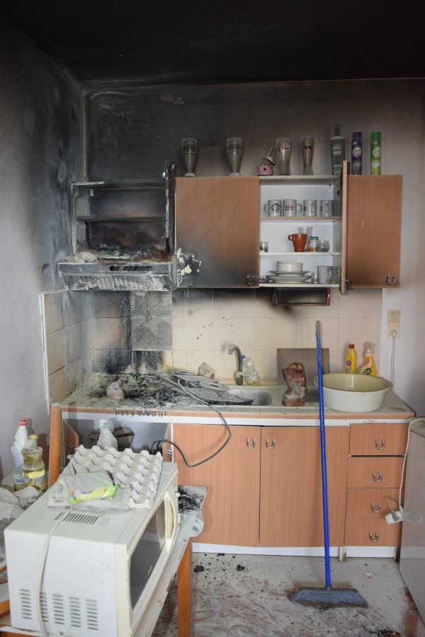 V byte na Mochovskej ulici v Leviciach horelo, jedna osoba utrpela popáleniny