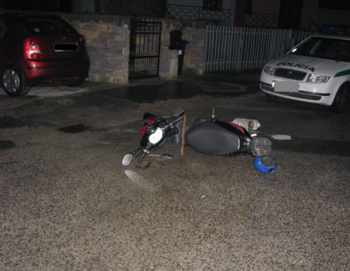 Dopravná nehoda v Leviciach, motocyklista so spolujazdcom spadli na vozovku