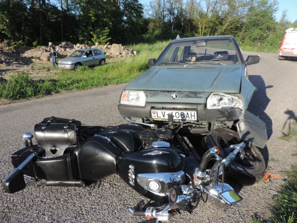 Medzi Bátovcami a Pečenicami sa zrazila motorka s automobilom
