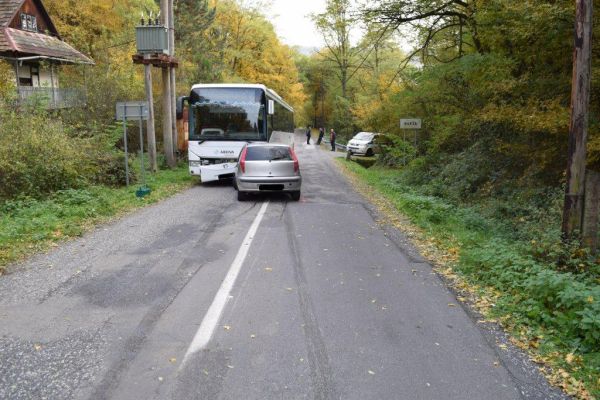 Nezodpovedný vodič ohrozil tri deti a ženu, s vozidlom sa podgurážený a bez vodičáku čelne zrazil s autobusom
