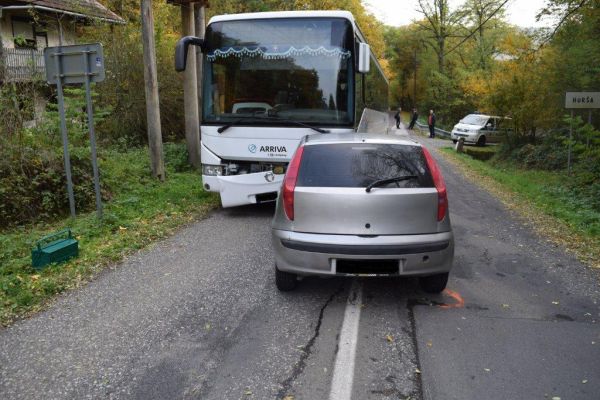 Nezodpovedný vodič ohrozil tri deti a ženu, s vozidlom sa podgurážený a bez vodičáku čelne zrazil s autobusom
