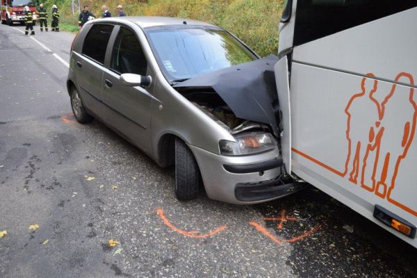Nezodpovedný vodič ohrozil tri deti a ženu, s vozidlom sa podgurážený a bez vodičáku čelne zrazil s autobusom