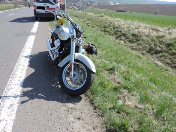 DEMANDICE 17. apríla 2015 - Dňa 9.4.2015 o&nbsp;10:50 hod. došlo k&nbsp;dopravnej nehode, pri ktorej sa ľahko zranil motocyklista. Tridsaťtriročný vodič jazdil na motocykli zn. Kawasaki po ceste I/75, pričom pred obcou Demandice mu z&nbsp;poľa, ktoré sa nachádzalo po jeho ľavej strane, vbehla do jazdnej dráhy lesná zver – stádo jeleníc. Vodič v&nbsp;snahe vyhnúť sa zrážke so zverou, začal brzdiť, napriek tomu však jedna z&nbsp;jeleníc narazila telom do tela motocyklistu, ktorý v&nbsp;dôsledku nárazu vyšiel na krajnicu, kde spadol z&nbsp;motocykla na zem. Hmotná škoda bola vyčíslená na 1&nbsp;500 €.  Od začiatku roka do 16. apríla 2015 Okresný dopravný inšpektorát OR PZ Levice zaznamenal na cestách Levického okresu celkom 44 dopravných nehôd (-5). Pri dvadsiatich štyroch nehodách došlo k&nbsp;následkom na živote a zdraví zúčastnených osôb (-6), pri nehodách došlo k&nbsp;usmrteniu jednej osoby (-2), 2 osoby sa zranili ťažko  (-7) a 28 osôb bolo ľahko zranených (-3). Štyri dopravné nehody boli zavinené pod vplyvom alkoholu. Hmotná škoda dosiahla výšku 75 490 €.  zdroj a fotografia: OR PZ Levice