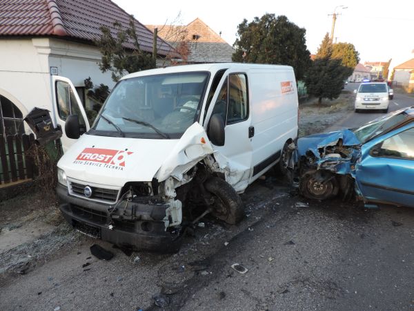 Pri dopravnej nehode v Jure nad Hronom sa zranil 19 ročný vodič