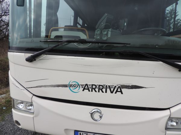 Pri Kozárovciach nedal vodič autobusu prednosť motocyklistovi, došlo k nárazu