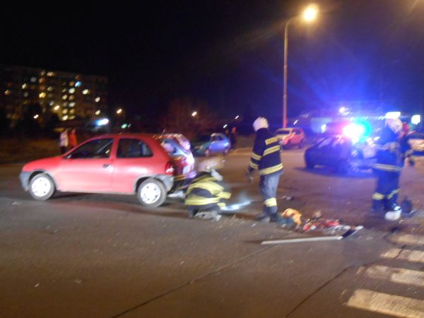 Na križovatke ulíc Ku Bratke a Zd. Nejedlého v Leviciach sa zrazili tri autá