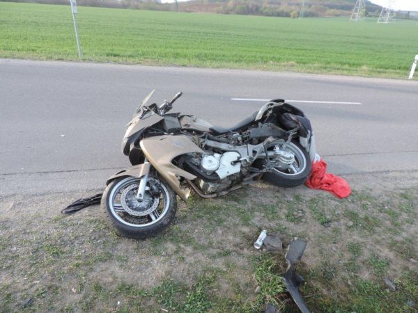 Pred Mochovcami nedal prednosť motorkárovi, došlo k zrážke
