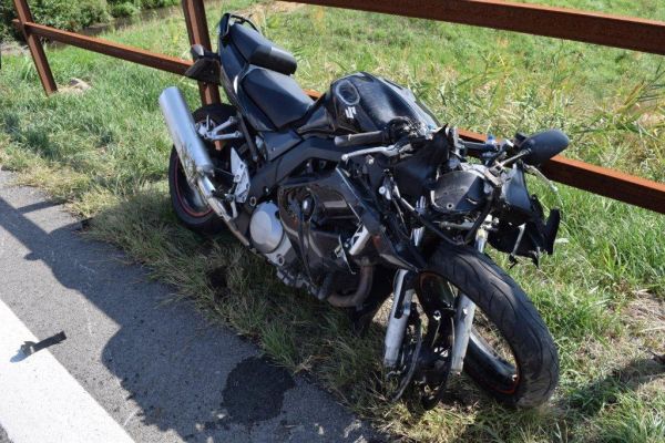 Tragická havária motocyklistu, medzi Jurom nad Hronom a Hontianskou Vrbicou narazil do železného zábradlia