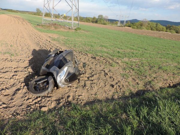 Medzi Šahami a Tešmakom motocyklistka so svojim skútrom nezvládla riadenie