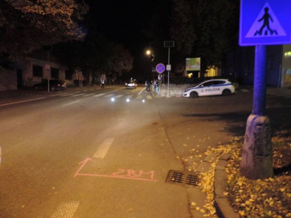 Podnapitý chodec stratil popri ceste pri Bille v Šahách rovnováhu, zachytilo ho auto