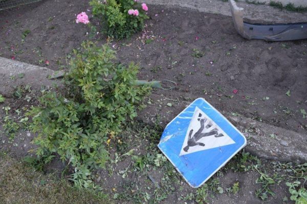 Mladý podnapitý vodič v Santovke dostal šmyk a narazil do dopravnej značky
