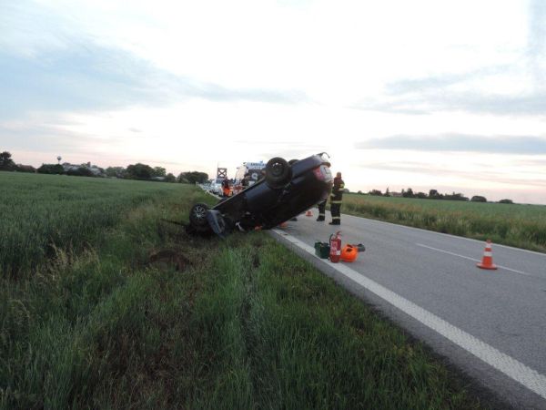 Chcela sa vyhnúť srnke, s vozidlom skončila na streche