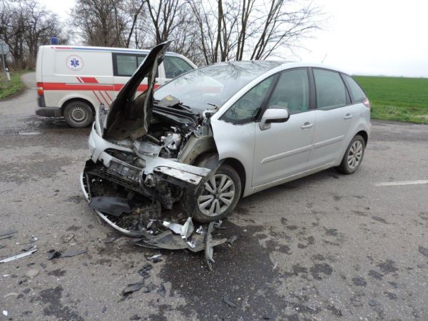 Medzi Tekovskými Lužanmi a Želiezovcami nedal prednosť v jazde, vodička sa zranila