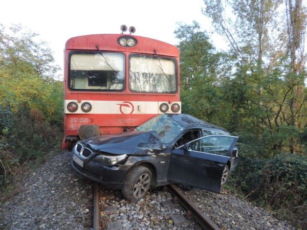 Vlak v Zalabe zrazil osobné auto, zahynul v ňom pravdepodobne taliansky šéf miestnych sadov