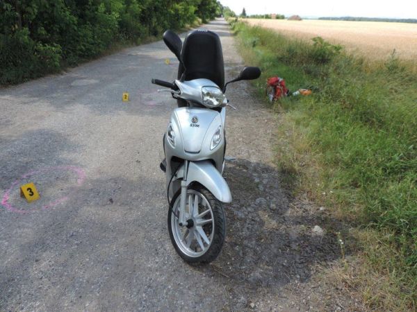 Za Želiezovcami na Šalov sa s motocyklom vyhýbala výtlkom, dostala šmyk a spadla na zem