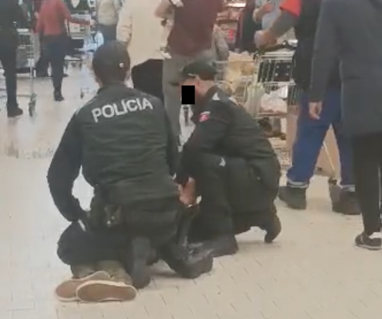 Incident v levickom nákupnom dome: Muž sa správal vulgárne, fyzicky napadol pracovníka SBS