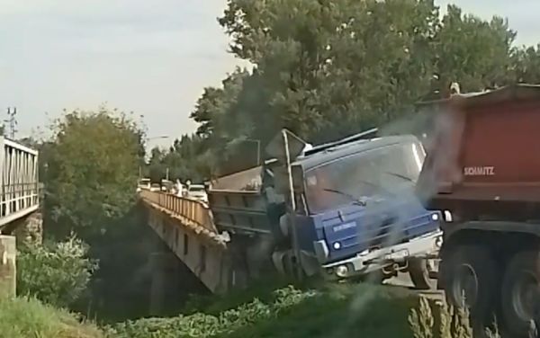 Nehoda nákladného auta v Kalnej nad Hronom, z mosta ponad Hron strhol kus zábradlia (video)