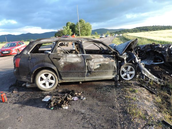 Mimoriadne tragická dopravná nehoda, v aute uhoreli dvaja ľudia, 29.5.2014
