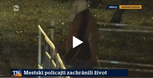 Štyria levickí mestskí policajti zachránili život muža, ktorý skočil do potoka Podlužianka